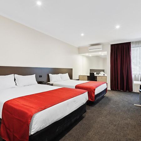 Quality Hotel Manor Mitcham Екстериор снимка