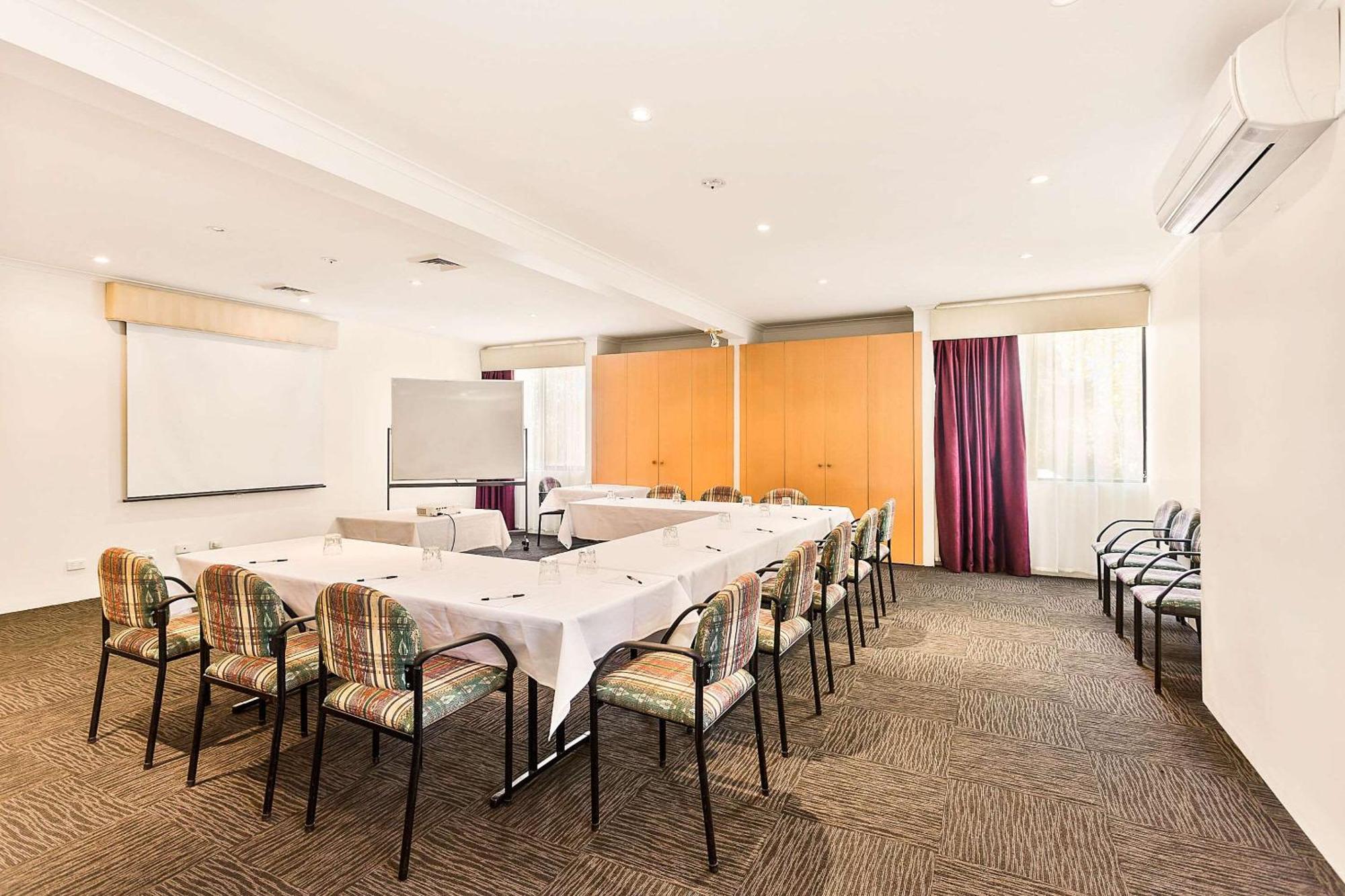 Quality Hotel Manor Mitcham Екстериор снимка